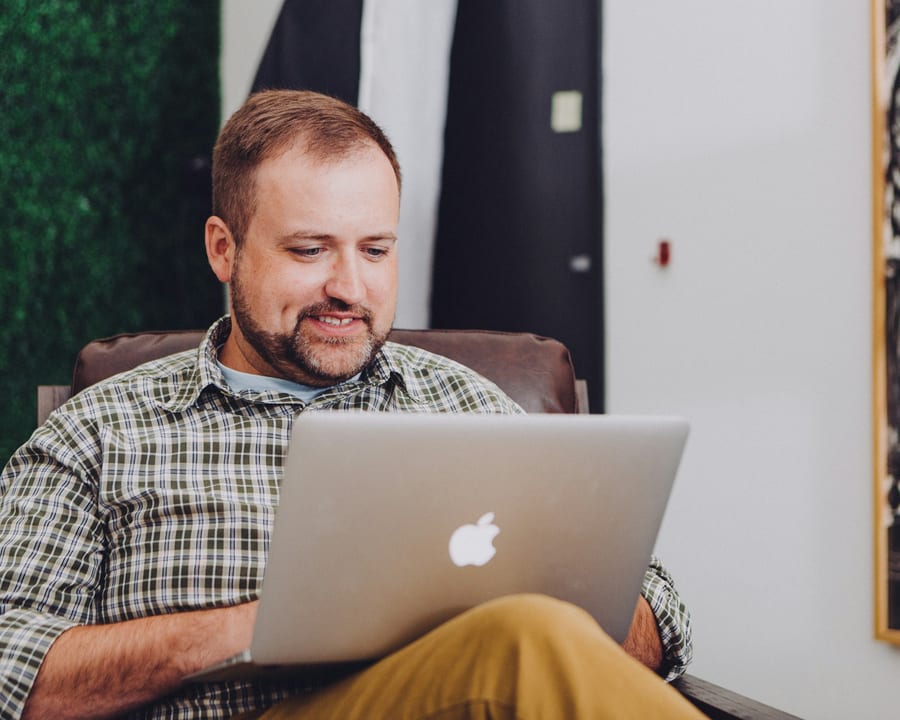 Membre de l'équipe au travail sur un site