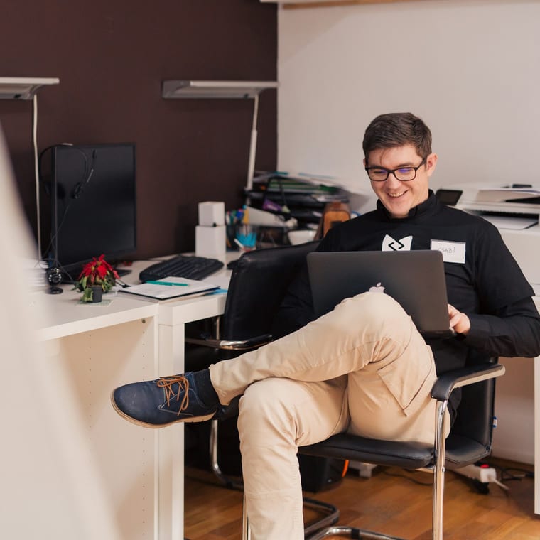 Membre de l'équipe au bureau