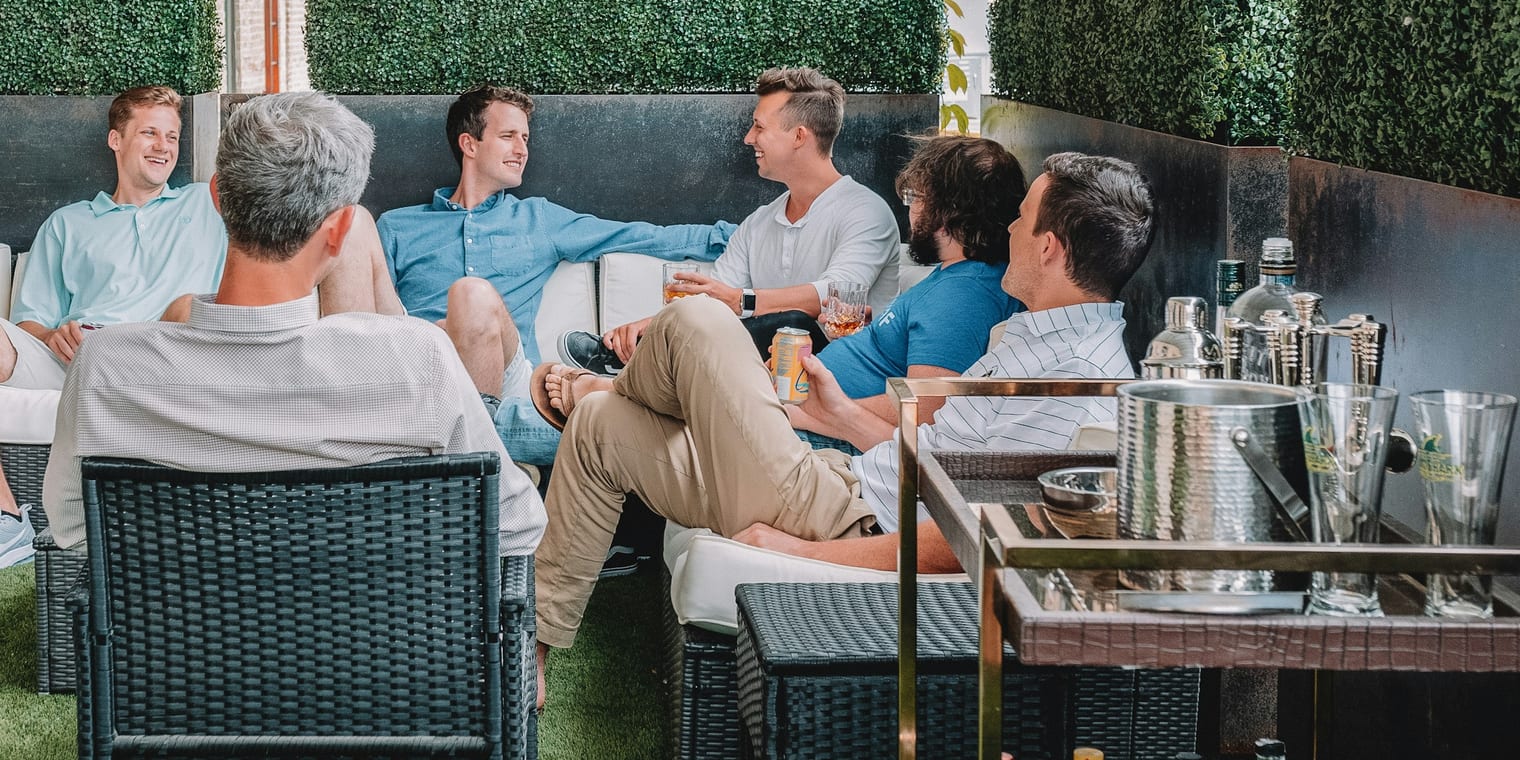 Échange de l'équipe sur une terrasse